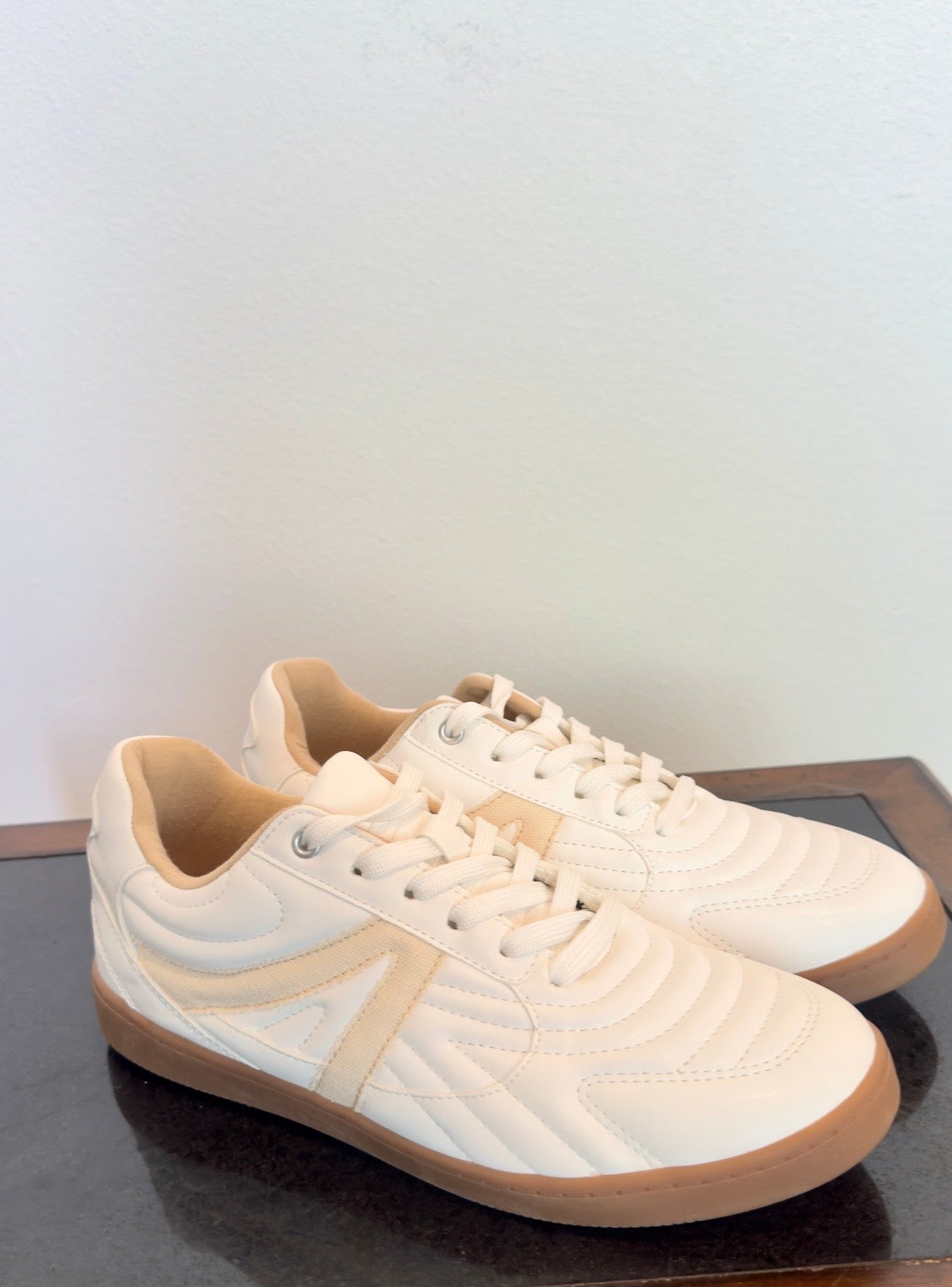 White/Beige Sneaker