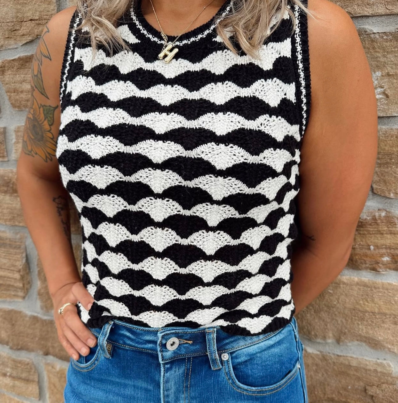 BLACK/WHITE SWEATER TOP