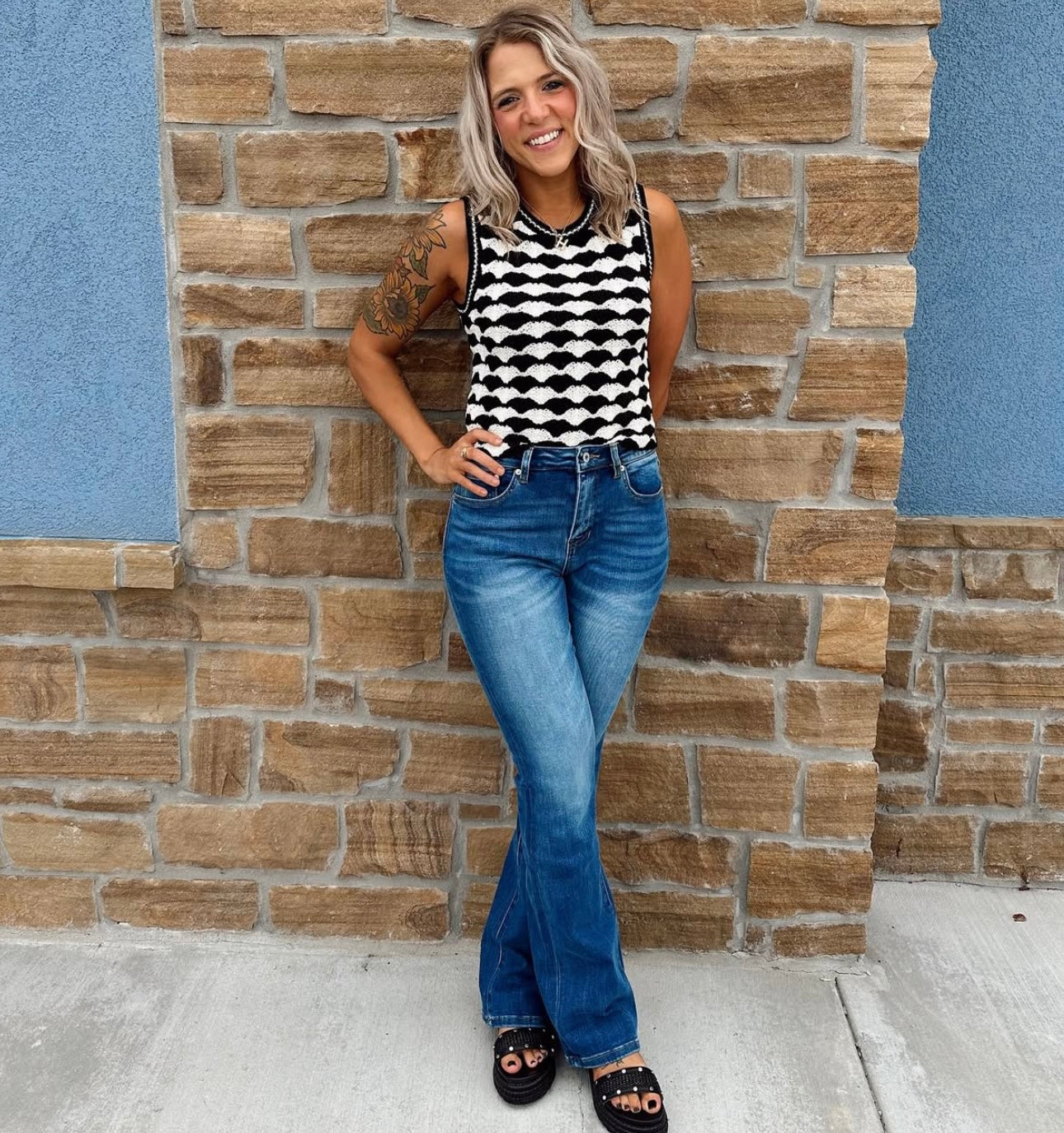 BLACK/WHITE SWEATER TOP