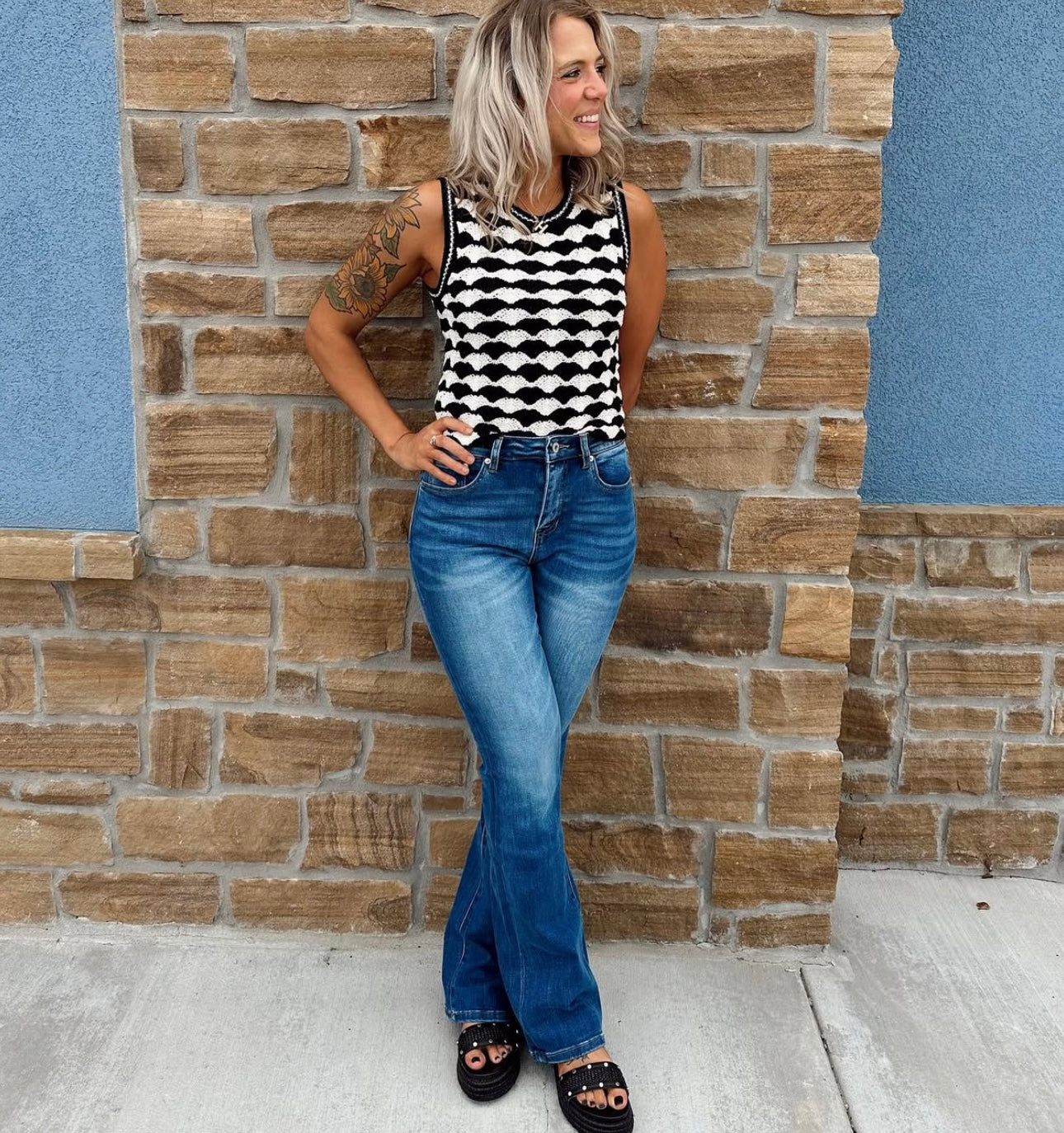 BLACK/WHITE SWEATER TOP
